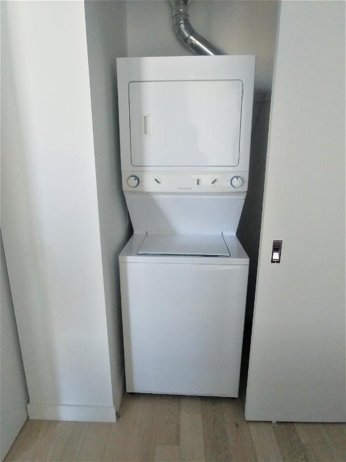 Luxury Skyline Condo In Downtown Free 24/7 Parking Вінніпег Екстер'єр фото